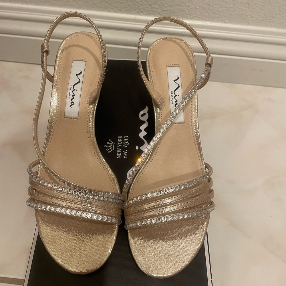 Nina New York Gerri-Fy Taupe Reflective Strappy Heels Size 6.5M - Picture 2 of 6